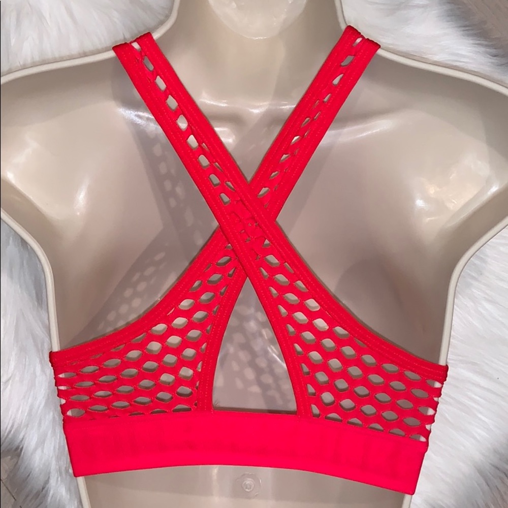 - NWT VS PINK ULTIMATE unlined sports bra
